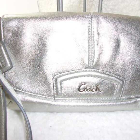E-148 COACH PLEATED METALLIC SILVER LARGE WRISTLET - Picture 2 of 10